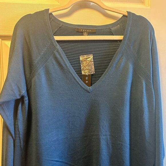Cyrus V Neck Sweater - Picture 3 of 9